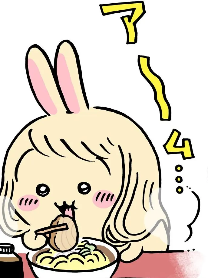 우사기가 라멘집 카운터에서 김이 나는 라멘을 젓가락으로 크게 한입 먹는 만화 컷